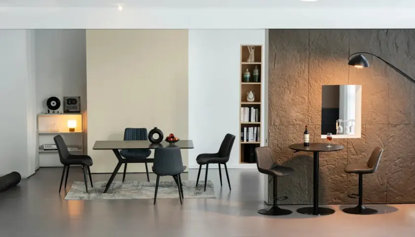 Salle à manger moderne avec chaises en cuir synthétique, table et coin bar.
