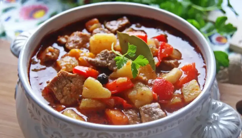 Gęsta, aromatyczna zupa gulaszowa przepis babci. Mięso, ziemniaki i papryka w bogatym sosie.