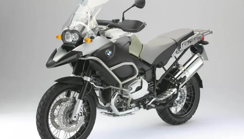 BMW GS 1200 Adventure. Poznaj dane techniczne tego potężnego motocykla turystycznego, idealnego na każdą drogę.