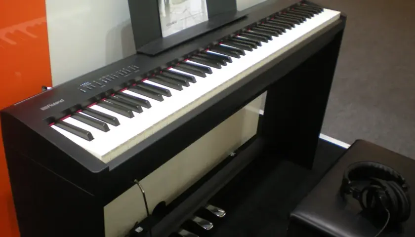 Keyboard czy pianino cyfrowe - kluczowe różnice, które musisz znać