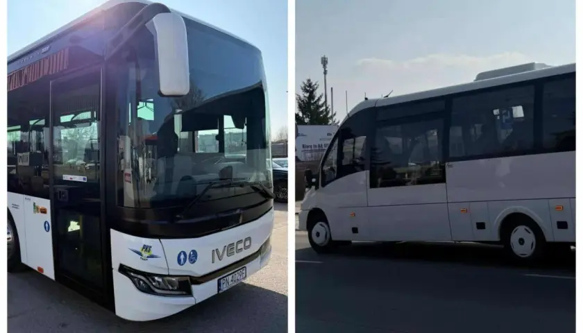 Dwa białe autobusy, jeden z przodu, drugi z boku, na tle nieba i drzew.
