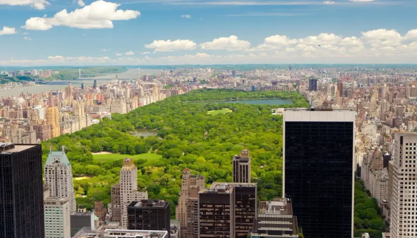 Widok na Central Park i drapacze chmur. To jedne z wielu atrakcji Nowego Jorku, które warto zobaczyć.
