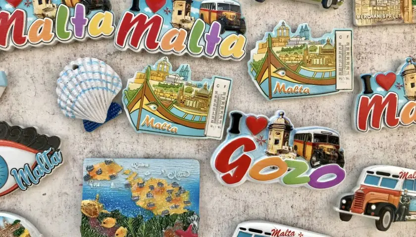 Kolekcja magnesów z Malty i Gozo, idealna pamiątka. Znajdziesz tu widoki miast, łodzie i autobusy. Co przywieźć z Malty? Takie magnesy!
