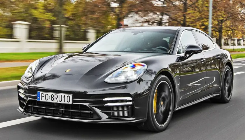 Czarny Porsche Panamera w ruchu. Sprawdź aktualną porsche panamera cena i odkryj luksus na drodze.