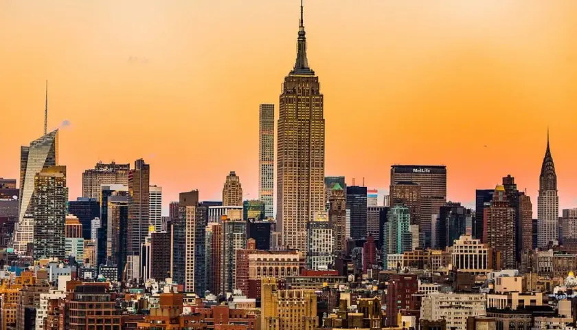 Widok na panoramę Nowego Jorku z Empire State Building w zachodzącym słońcu.