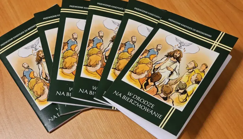 Przewodniki "W drodze na bierzmowanie" wyjaśniają, do czego jest potrzebne bierzmowanie. Ilustracja przedstawia Jezusa nauczającego grupę ludzi.