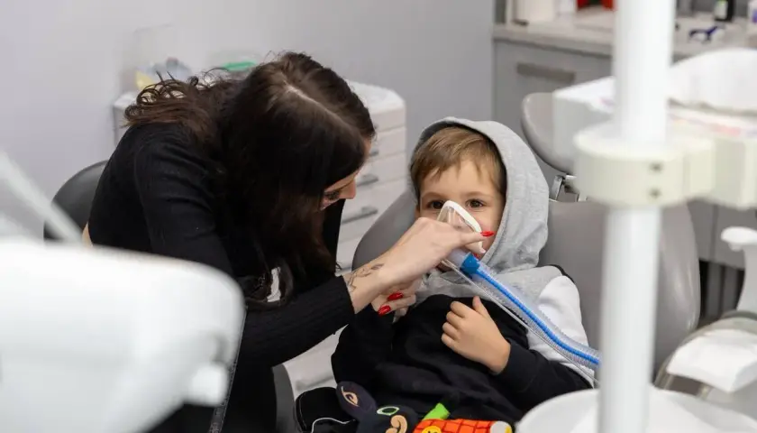 Chłopiec w masce znieczulającej u dentysty. Po zabiegu nie można jeść, by uniknąć zadławienia.