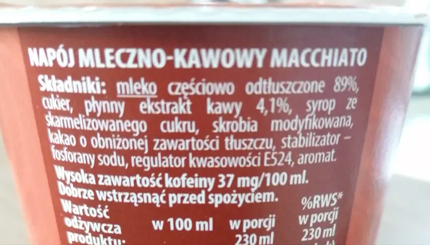 Czy cappuccino z Biedronki ma kofeinę? Tak, napój mleczno-kawowy Macchiato zawiera 37 mg kofeiny na 100 ml.