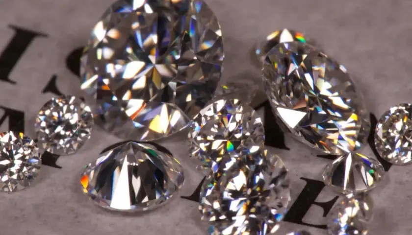 Glitzernde Zirkonia Steine, die das Licht brechen. Ihre Bedeutung liegt in ihrer Brillanz und ihrem Feuer, ähnlich wie bei Diamanten.