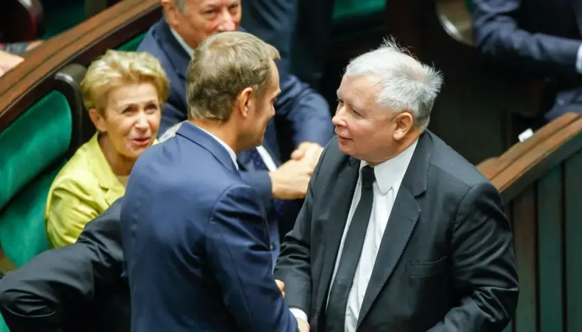 PiS czy PO lepsze? Porównanie stylów rządzenia i efektywności