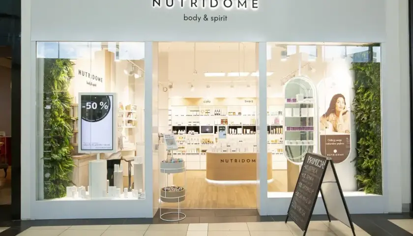 Sklep Nutridome z kosmetykami. W witrynie ekran z promocją -50%. Warto sprawdzić nutridome opinie przed zakupami.