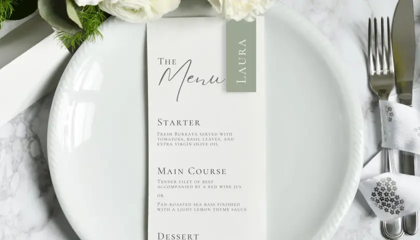 Le menu de mariage de Laura, avec des fleurs blanches et une présentation élégante.