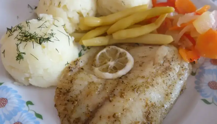 Pyszna ryba z piekarnika z puree ziemniaczanym, fasolką szparagową i surówką z marchewki.