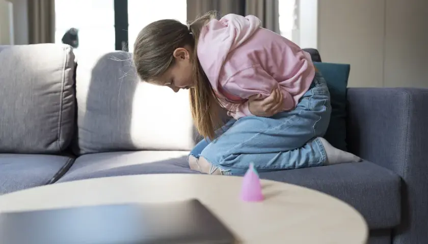 Dziecko wymiotuje? Co podać do jedzenia i picia, by mu pomóc?