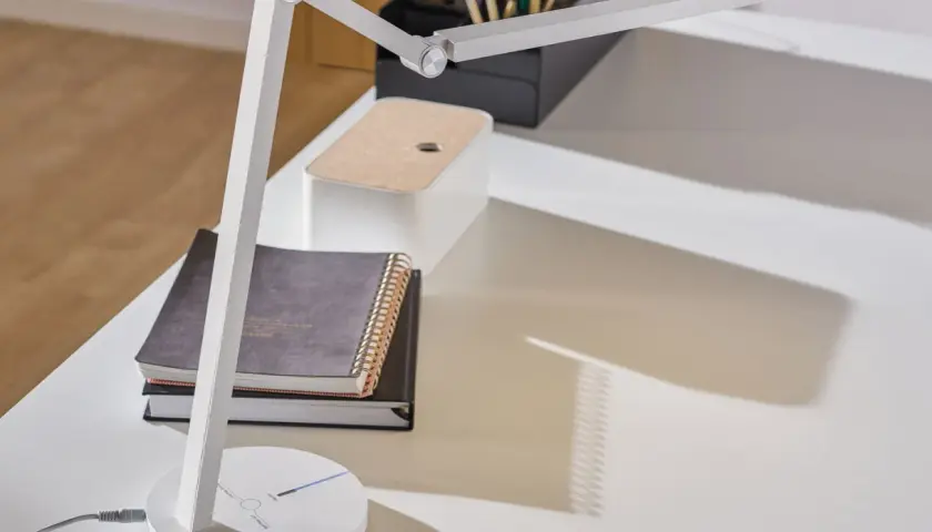 Nowoczesna lampka biurkowa z regulowanym ramieniem. Idealna do pracy, zastanawiasz się, jaka żarówka do lampki biurkowej będzie najlepsza? Ta lampka ma wbudowane LED.