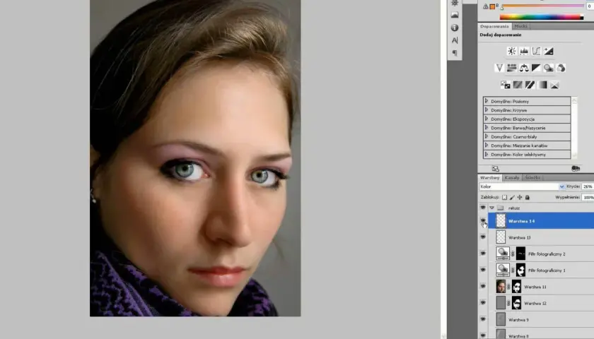 Portret kobiety z makijażem oczu, obok panel warstw w programie Photoshop. To może być część photoshop samouczek po polsku.