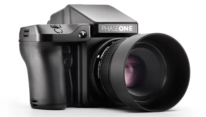 Profesjonalny aparat Phase One XF z obiektywem.