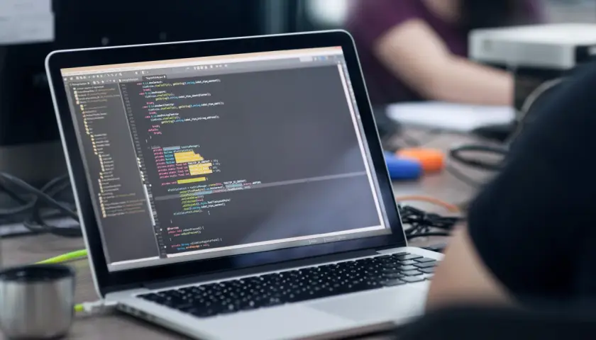 Pierwsza pensja w IT: Ile zarabia informatyk po studiach w Polsce?
