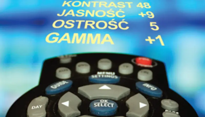 Pilot do telewizora podczas kalibracji obrazu. Widoczne ustawienia: kontrast, jasność, ostrość i gamma.