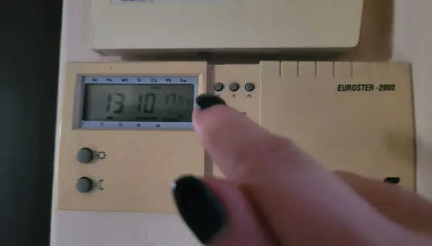 Cyfrowy termostat pokazuje 17.5°C. To dobra temperatura na piec gazowy, aby zapewnić komfort i oszczędność.