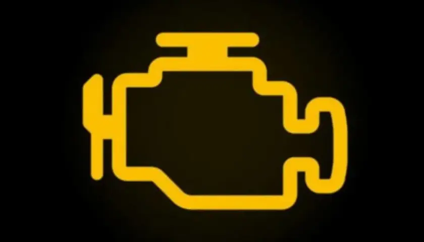 Luz de fallo de inyección encendida. El testigo del motor indica un problema, quizás con los inyectores.