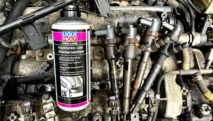Moment dokręcania wtryskiwaczy Mercedes 2.2 CDI. Płyn Liqui Moly ułatwia demontaż.
