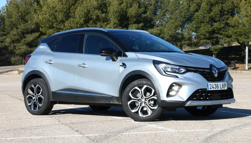 Renault Captur E-Tech, un SUV plateado con detalles negros, estacionado al aire libre. ¿Problemas?