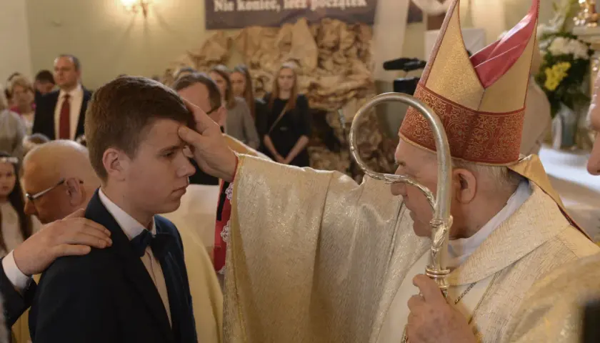 Jak się ubrać na bierzmowanie jako świadek, aby nie popełnić błędu