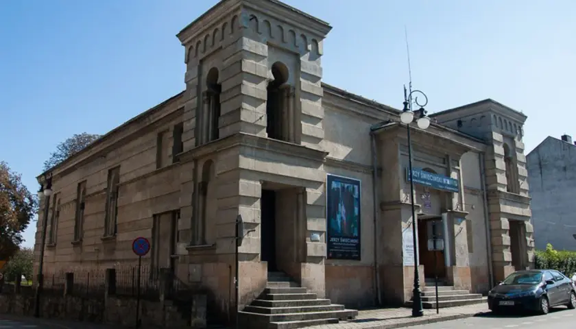 Dawna synagoga w Nowym Sączu, dziś centrum kultury. Monumentalna budowla z charakterystyczną wieżyczką i ozdobnym fryzem.