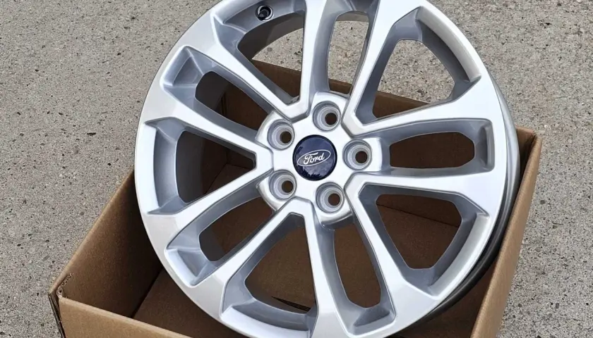 Srebrna felga Ford Mondeo MK4, idealna do wyboru odpowiedniego rozmiaru opon.