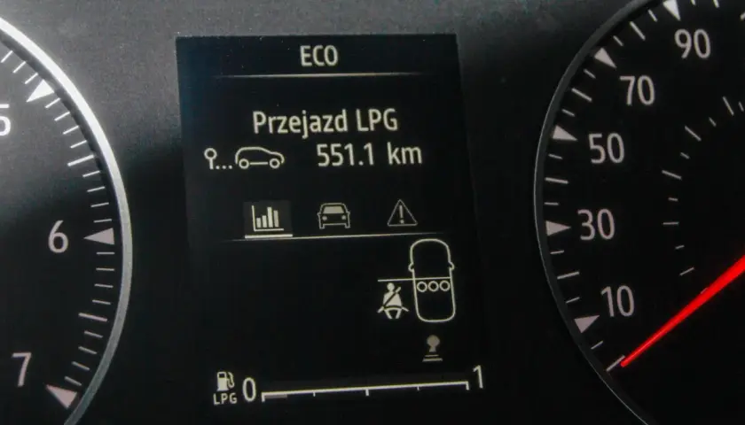 Dacia Sandero: kontrolki informują o przejeździe LPG 551.1 km. Widoczny wskaźnik poziomu LPG na 0.