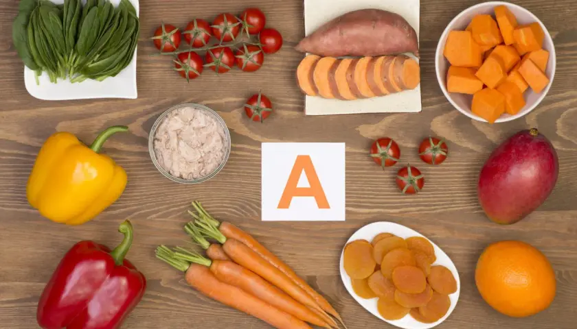 Warzywa i owoce bogate w witaminę A: marchew, bataty, papryka, mango, pomidory, morele, szpinak, pomarańcza.