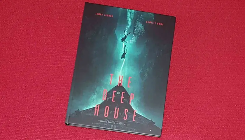 Das Cover von "The Deep House" zeigt Taucher, die in die Tiefe eines unheimlichen Hauses hinabsteigen. Ein spannender Thriller erwartet dich!
