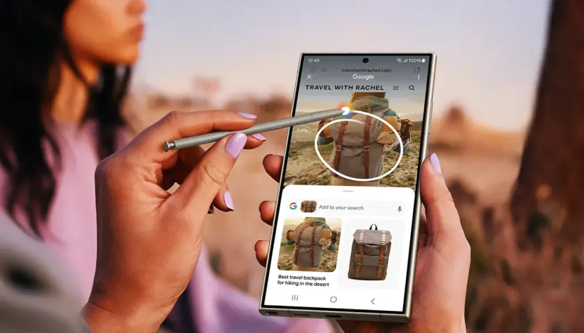 Dłoń z rysikiem S Pen używa funkcji Samsung Galaxy AI do wyszukiwania plecaka podróżnego na telefonie.
