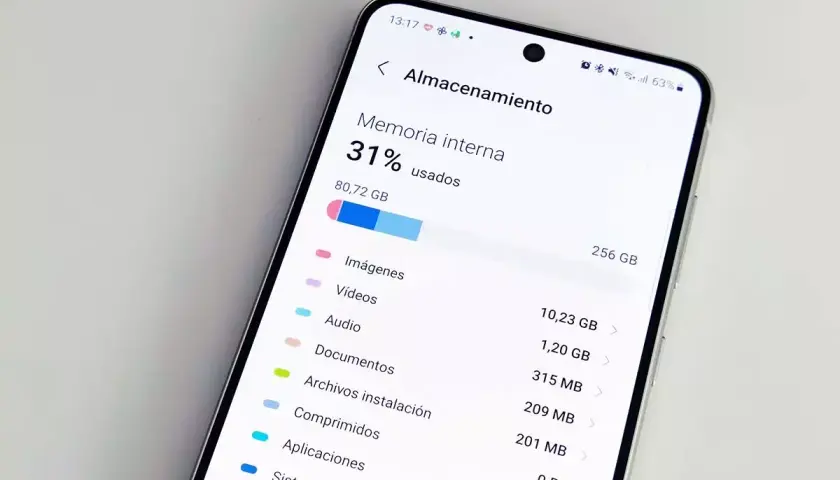Pantalla de móvil mostrando el uso de almacenamiento. Aprende cómo vaciar la nube y liberar espacio.