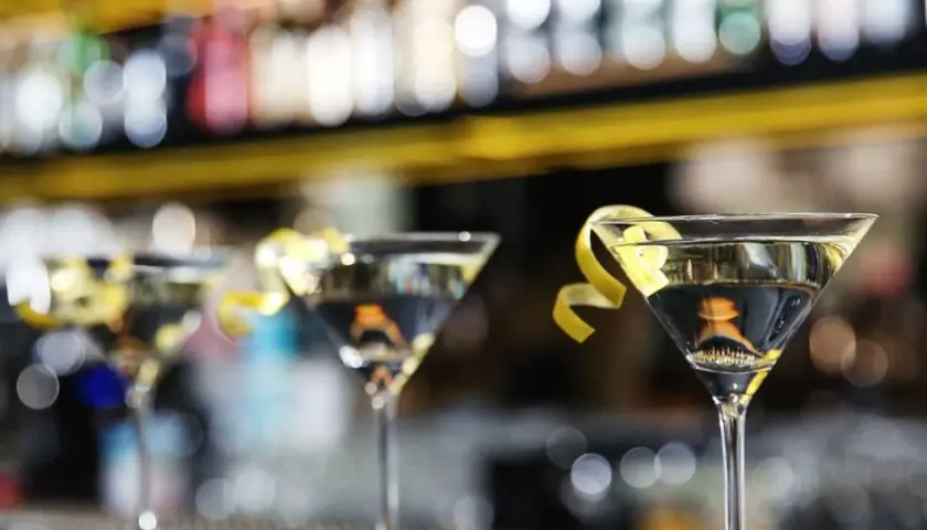 Tre eleganta martiniglas med citronzest, redo för en James Bond-drink.