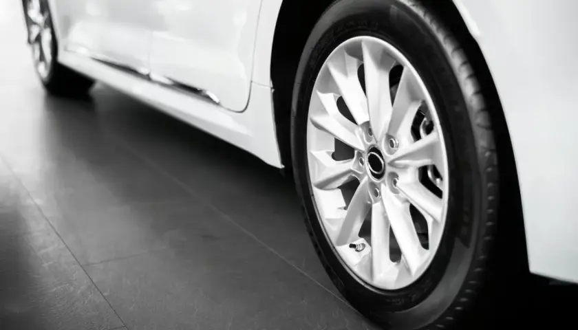 Biała Mercedes A klasa z felgami i oponami. Rozmiar opon jest kluczowy dla komfortu jazdy.