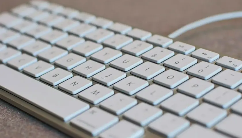Klawiatura mechaniczna jak nowa? Skuteczne czyszczenie pod klawiszami