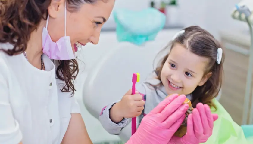 Kiedy pierwszy raz do dentysty? Kluczowe informacje dla rodziców