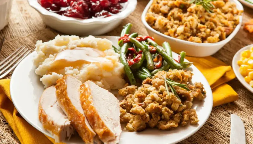 Ania gotuje szybki obiad: pieczony indyk, purée ziemniaczane z sosem, fasolka szparagowa, farsz i żurawina.