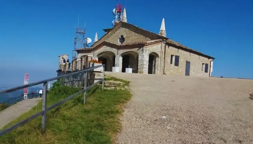 Edificio storico con antenne sul Monte Penice. Cosa vedere: la vista panoramica e l'architettura.
