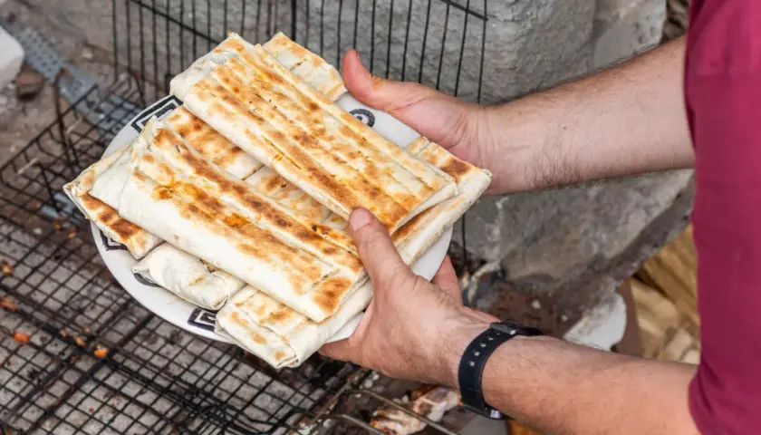 Talerz pełen pysznego, grillowanego kebab z wieprzowiny, gotowy do podania.