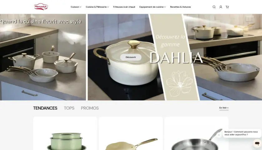 Une belle cocotte inox four et des poêles empilées sur un plan de travail. La gamme Dahlia est mise en avant.