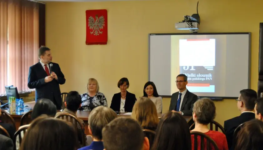 Prezentacja na temat Wielkiego słownika języka polskiego PAN z udziałem prelegentów i publiczności.