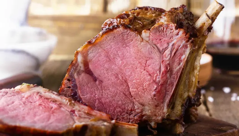 Un succulent côte de bœuf, cuit à la perfection avec la méthode reverse sear, révèle une chair rosée et tendre.