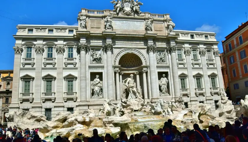 Fontana di Trevi, un capolavoro barocco. Vicino, scopri vicoli e piazze nascoste, un'esperienza unica per chi cerca cosa vedere vicino alla Fontana di Trevi.