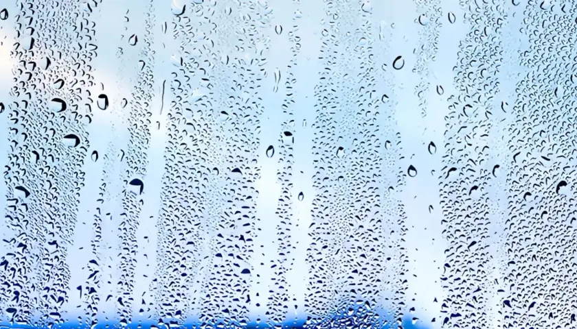 Kondenswasser auf Glas. Tipps, wie man Luft entfeuchten selber machen kann, um Schimmel vorzubeugen.