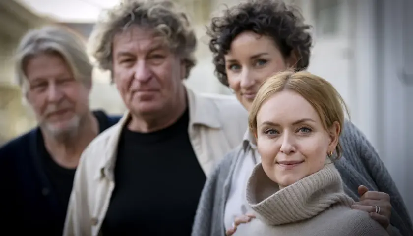 Alex Schulman och hans syster Molly Schulman med familj.