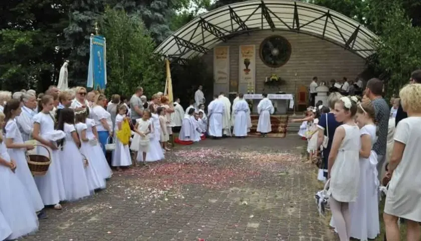 Jak zrobić ołtarze na Boże Ciało – proste kroki i cenne porady