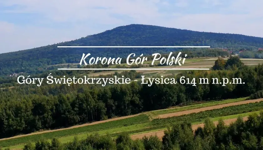 Łysica, najniższa góra w Polsce, wznosi się w Górach Świętokrzyskich. Widok na zielone wzgórza i pola.